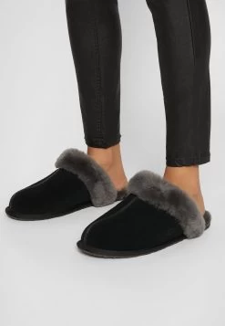 Ugg Scuffette - Pantoffels - Black/Grey 11 Ugg Scuffette - Pantoffels - Black/Grey -Chique Schoenen Winkel 437e34775adc4ba08d8bcf6f3bd7c023