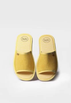 Toni Pons Badslippers - Yellow 5 Toni Pons Badslippers - Yellow -Chique Schoenen Winkel 9b1ad6a0b2204df98b7963334e0bdbdb