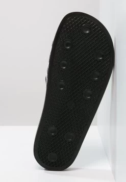 Adidas Originals Adilette Unisex - Muiltjes - Black/White -Chique Schoenen Winkel f15cc37f92de4de7a4a1392661518046